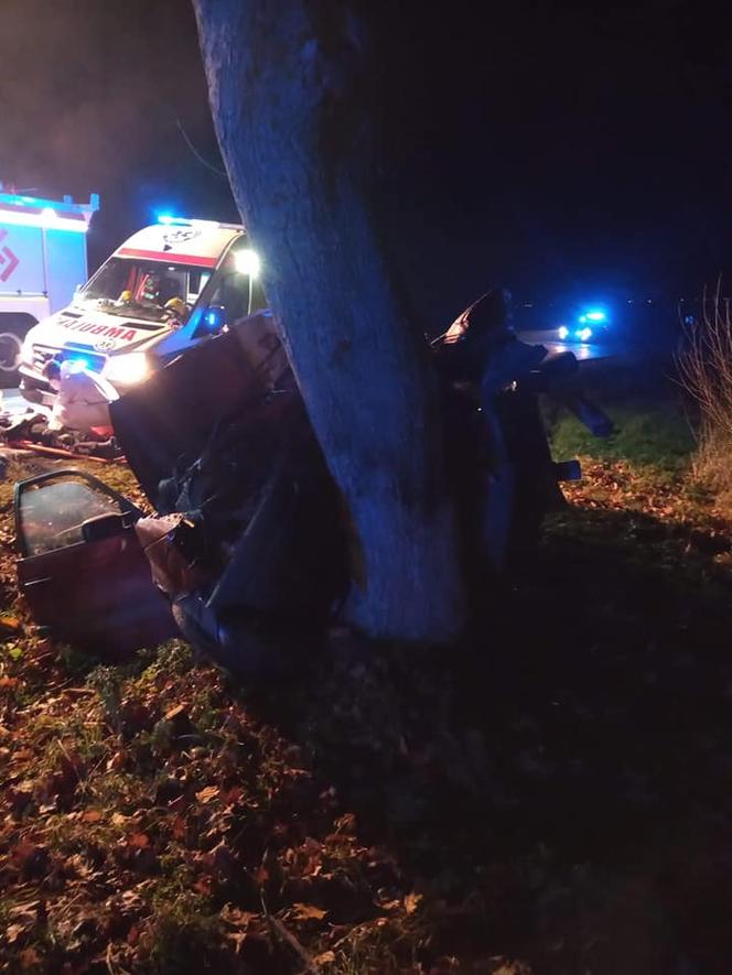 DK 66. Wypadek niedaleko Brańska. Zginął kierowca volkswagena, 18-letni pasażer w szpitalu