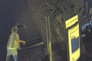 Tak się bawią nocą bydgoszczanie w centrum miasta. Czego się nie da wrzucić do Brdy, biorą do domu lub wręczają wybrance serca