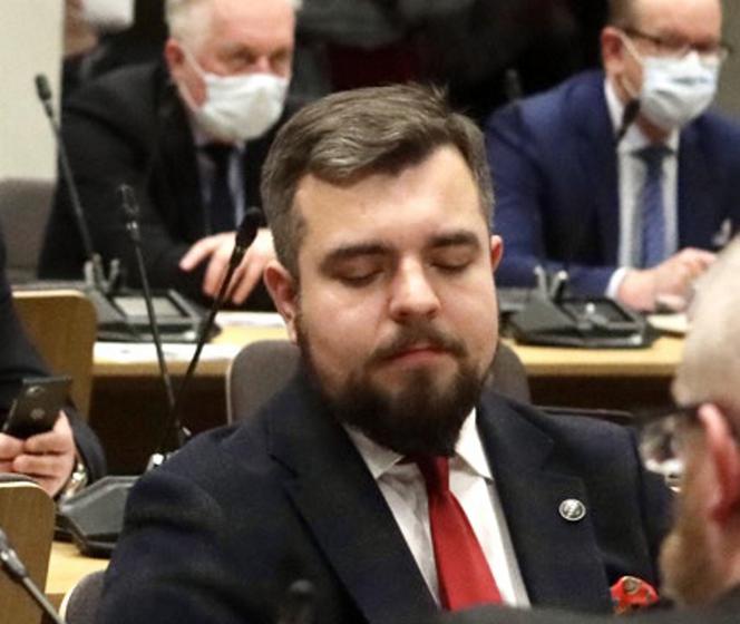 Posłowie pracują w komisji bez maseczek na ustawą "Lex Kaczyński" 