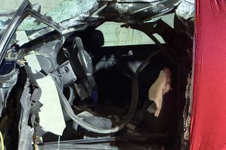 Tragiczny wypadek w Woli Mrokowskiej. Audi uderzyło w betonowe ogrodzenie. Zginął młody kierowca