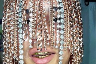 Złote łańcuchy zamiast włosów. Meksykański raper Dan Sur zyskał popularność dzięki fryzurze