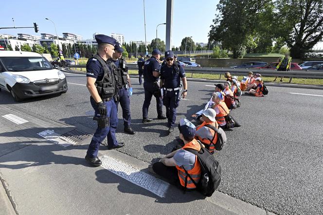  Aktywiści z Ostatniego Pokolenia sparaliżowali ruch. Kierowcy: Ktoś powinien zrobić z nimi porządek!