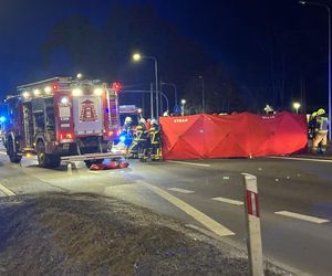 Tragiczny wypadek na DK7. Wóz strażacki zderzył się z osobówką