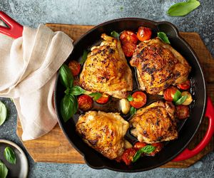 Kurczak po grecku z piekarnika – soczysty, pachnący ziołami i cytryną. Sekretem jest marynata!