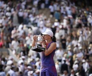 Zjawiskowa Iga Świątek świętuje zwycięstwo w Roland Garros