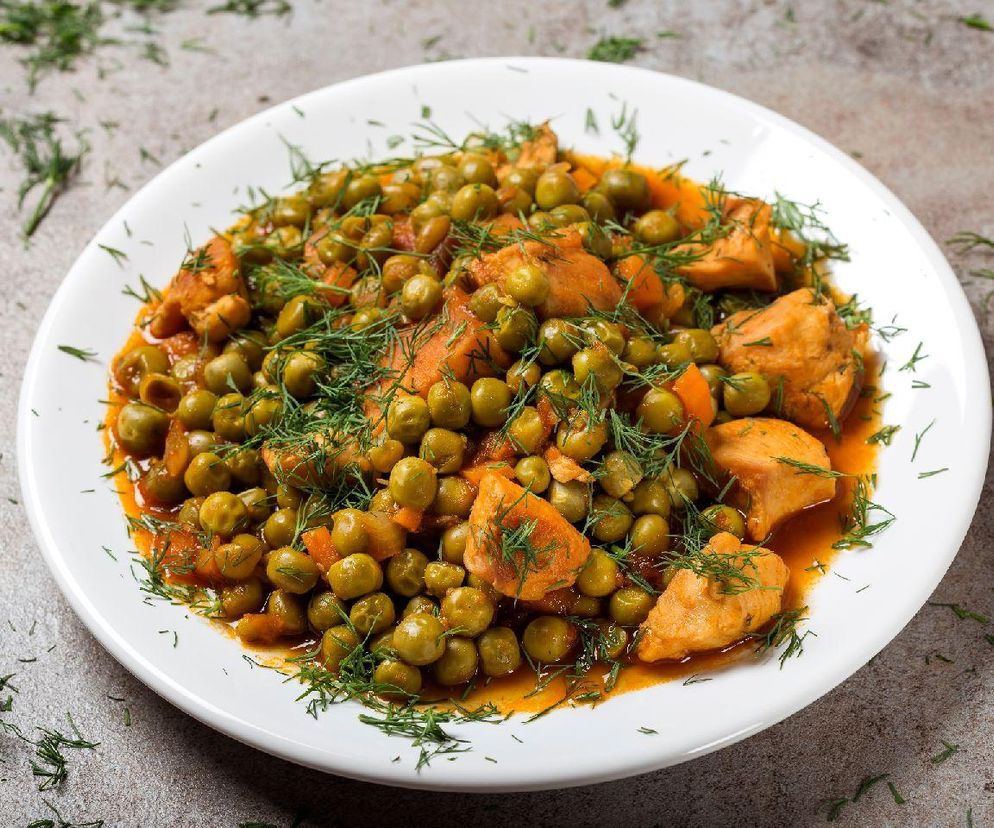 gulasz z kurczakiem i zielonym groszkiem