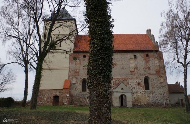 Ten kościół dawniej był zamkiem. To tam znajduje się Święty Graal? [ZDJĘCIA]