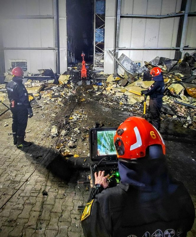 Kawle. Strażacy usuwają zniszczenia po pożarze hali przetwórstwa drobiu. W akcji robot gaśniczy i drony