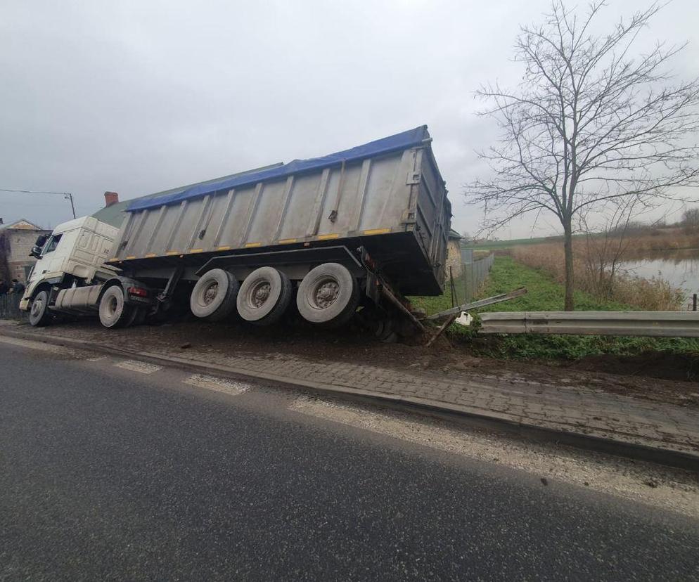 Szokujący wypadek koło Opatowa. Ciężarówka wjechała w dom! (2)