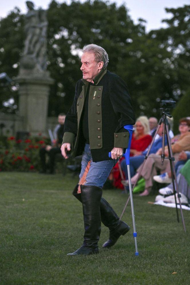 Kowboj o kulach. Tak Olbrychski wraca do zdrowia po operacji