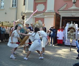 Taniec feretronów podbija sieć! Czym jest kaszubski pokłon?