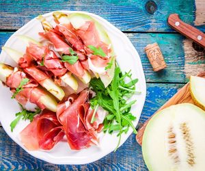Szynka parmeńska z melonem - klasyczna przystawka kuchni włoskiej