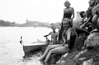 Plażowicze podczas wypoczynku. Widoczna łódka. Kraków 1933