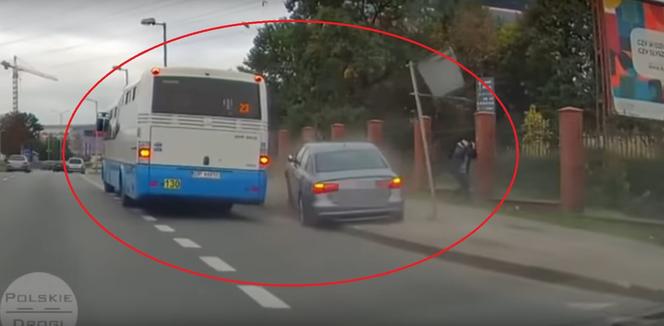 Co on zrobił? Bardzo dziwna kolizja w Katowicach. Kierowca Audi chciał wyprzedzić autobus i uderzył w latarnię [WIDEO]