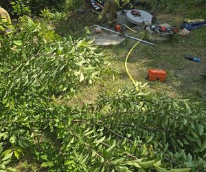 Mężczyzna przysypany w studni