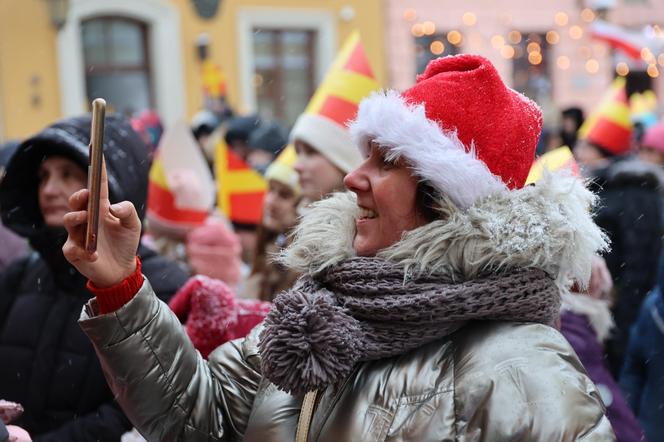 Orszak Świętego Mikołaja 2023 przeszedł przez Lublin. Było śnieżnie i radośnie! 
