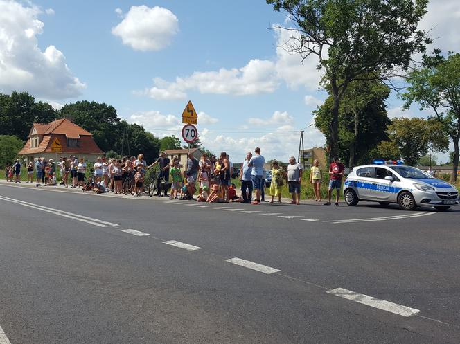 W Henrykowie koło Leszna kibice czekają na kolarzy 80. Tour de Pologne 