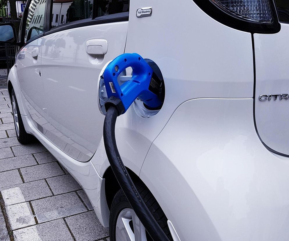 Ładowanie samochodu elektrycznego