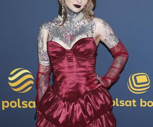 Monika Miller cała na czerwono! Zaszalała z kreacją. Dobrała do niej perły