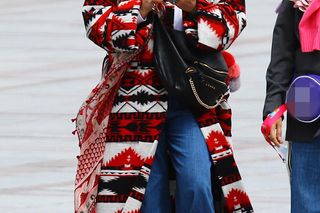 Kayah. Leczyła gardło i opalała kolana