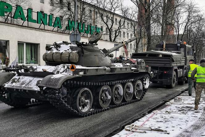 Katowice: Do kopalni "Wujek" wjechał czołg. To nowy eksponat muzealny [ZDJĘCIA]