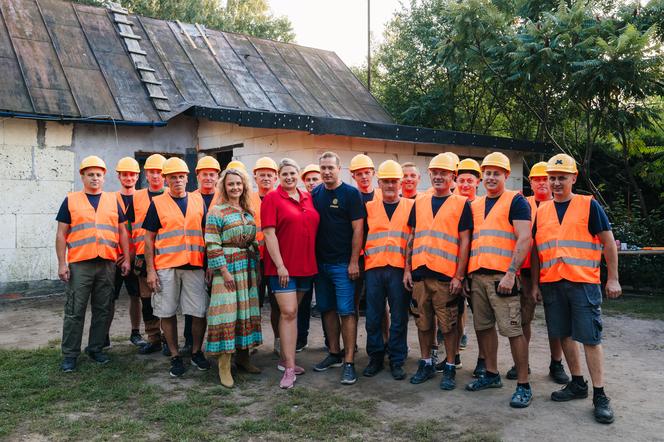 W takich warunkach mieszkała mama z 3 dzieci. Przyszli robotnicy i zaczęli wyburzać ściany! 