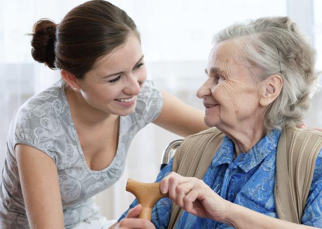Opieka nad starszą osobą: jak rozmawiać ze starszymi rodzicami?