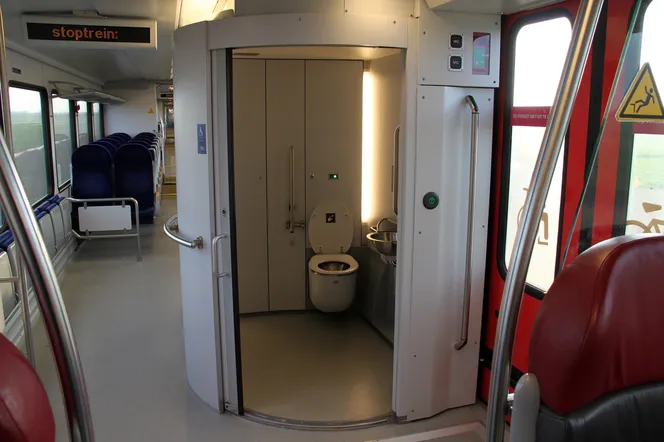 Pasażer zatrzasnął się w pociągowej toalecie. Strażacy z Krosna musieli interweniować 