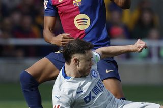 Barcelona - Deportivo: Zwieźli piłkarza na noszach po groźnym zderzeniu