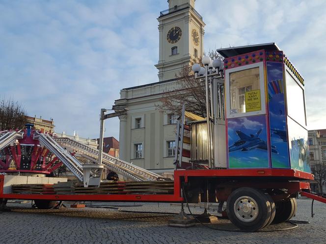 ​Na Rynku w Lesznie montowana jest karuzela. To świąteczna atrakcja dla dzieci i nie tylko