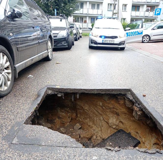 Brzeszcze. Ziemia zapadła się w samym środku osiedla. Olbrzymia dziura w jezdni