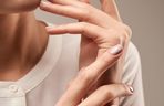 Lniane paznokcie to idealny manicure dla minimalistek