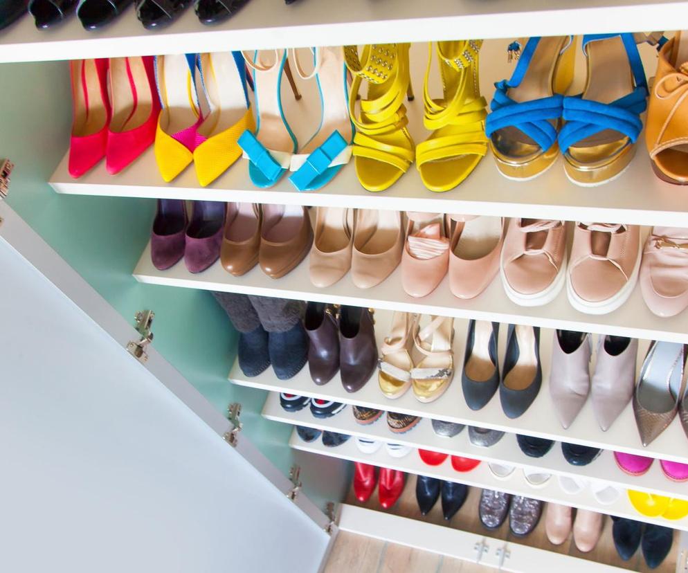 Włóż kilka ziaren pomiędzy buty w szafie. Twoje buty będą bosko pachniały przez cały dzień. Działa też na pościel. Sposób na perfumowanie obuwia