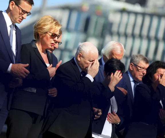 Miesięcznica smoleńska. Politycy uczcili pamięć ofiar