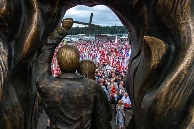 Tłumy z całej Polski na Podkarpaciu. W niedzielę odsłonięto kontrowersyjny pomnik