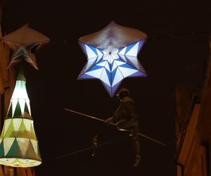 Lublin wieczorową porą. W mieście świąteczne ozdoby i hałdy śniegu. Zobacz zdjęcia!