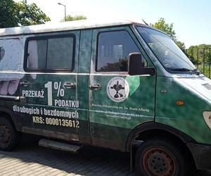 By skutecznie pomagać biednym potrzebują dostawczego auta [AUDIO]
