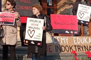 „Rząd przygotowuje sobie ciemnotę, którą łatwiej rządzić”. #Kartka do Czarnka w Rzeszowie. 