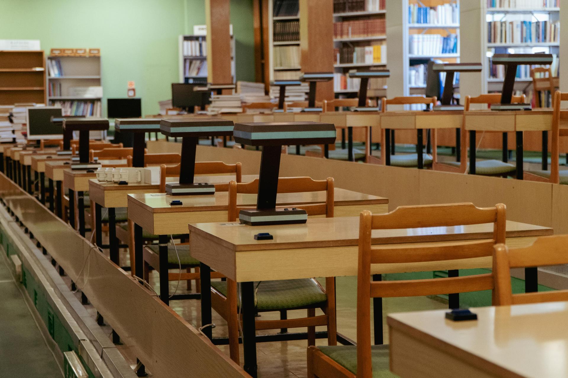 Biblioteka Uniwersytetu Opolskiego - zdjęcia. Zobacz zachowane wnętrza z lat 70.