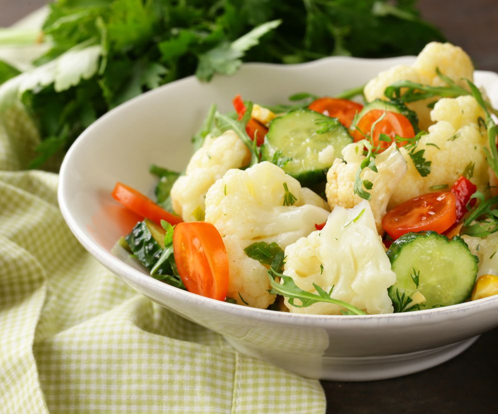 Szybka i łatwa sałatka z kalafiora do wszystkiego