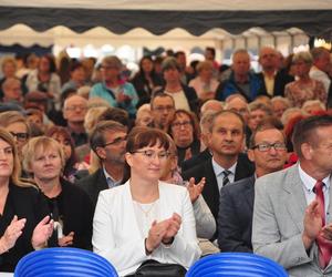 Rynek w Ćmielowie z dużymi filiżankami. Było huczne otwarcie