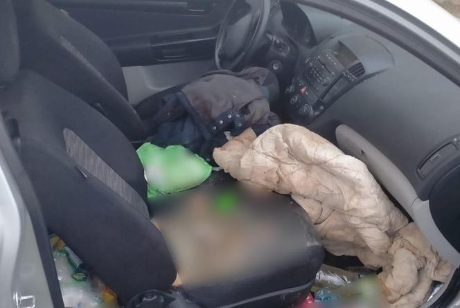 Mężczyzna mieszkał w samochodzie. Nie dał rady wyjść z pojazdu