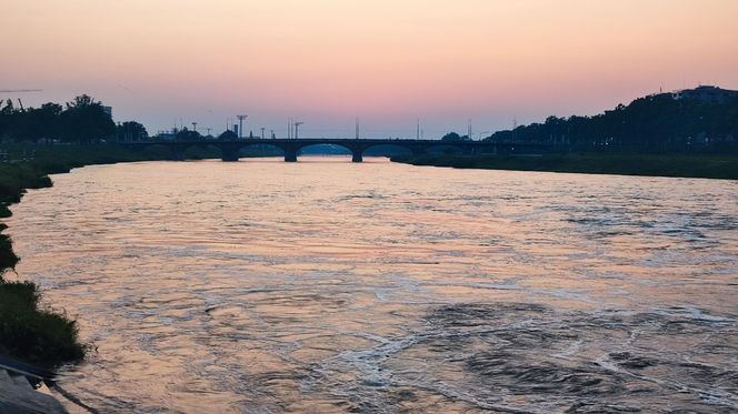 Mieszkańcy Wrocławia z zaniepokojeniem obserwują rzekę Odrę przepływającą pomiędzy osiedlami Kleczków i Różanka