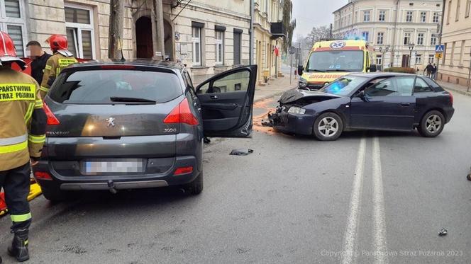 Śmiertelny wypadek w Piotrkowie Trybunalskim. Nie żyje kierowca peugeota [ZDJĘCIA].