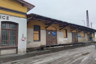 Dworzec kolejowy w Mysłakowicach jest na sprzedaż. Można go kupić za niecałe 400 tysięcy złotych!