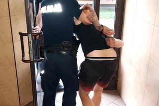 Rawa Mazowiecka. Pobicie 73-latka na targowisku miejskim. Policja zatrzymała 29-latka [ZDJĘCIA].