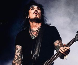 Nikki Sixx jest zmęczony koncertowaniem i byciem gwiazdą rocka. To jest przereklamowane 