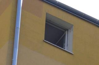 Tragedia w Ursusie. Mężczyzna spadł z 10. piętra bloku 