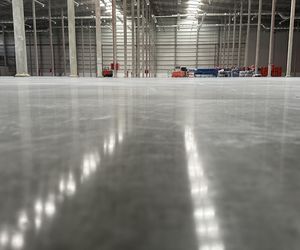 Styropian pod posadzkę przemysłową – wymagania techniczne i praktyczne wskazówki