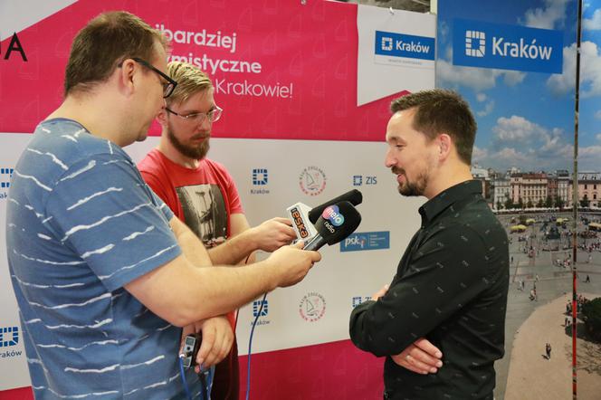 Piotr Ogrodnik na konferencji prasowej poprzedzającej Meczowe Mistrzostwa Polskiego Stowarzyszenia Klasy Optimist